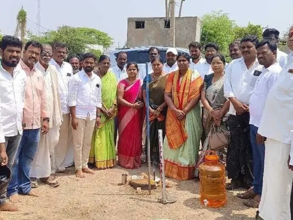 మహిళా సమాఖ్య భవన నిర్మాణానికి శంకుస్థాపన