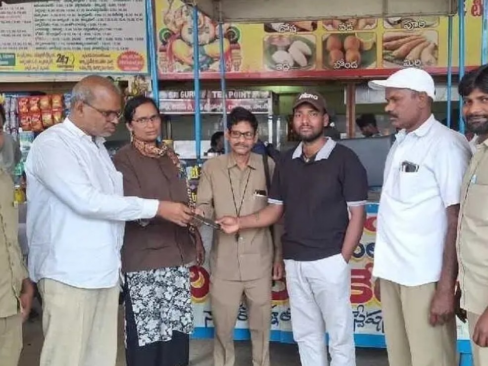 ఆర్టీసీ కండక్టర్ నిజాయితీపై ప్రశంసలు