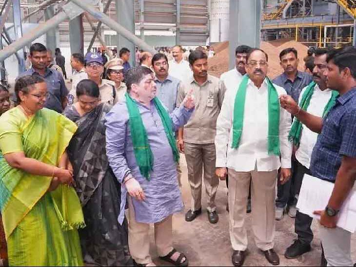 ఆయిల్ ఫామ్ ఫ్యాక్టరీని పరిశీలించిన మంత్రులు