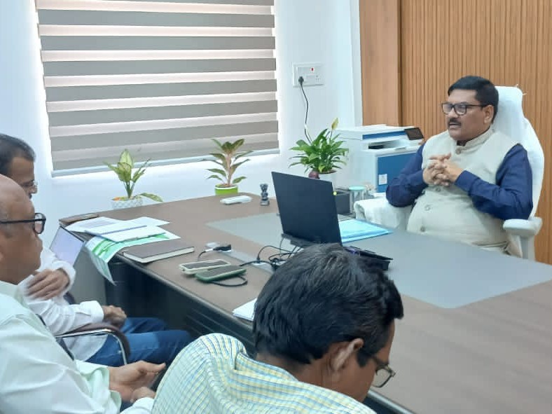 రెవెన్యూ అధికారులతో సమీక్ష నిర్వహించిన జేసీ