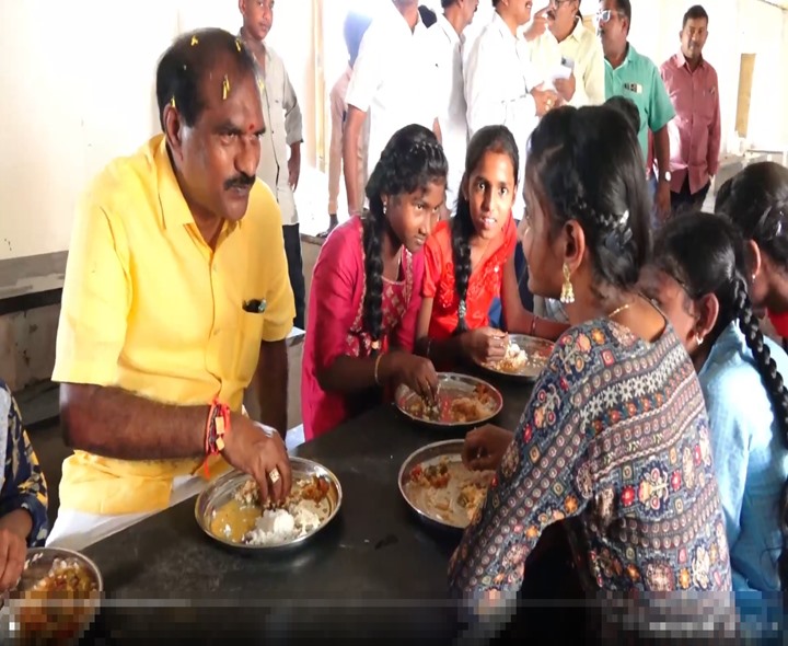 విద్యార్థులతో కలిసి భోజనం చేసిన మంత్రి