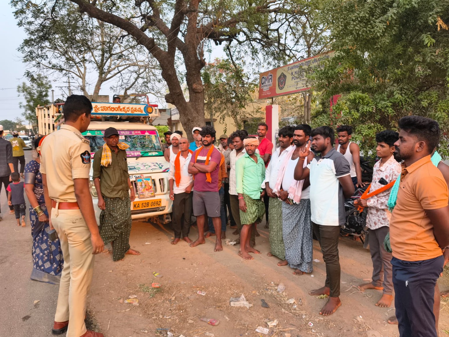 రోడ్డు భద్రతపై పోలీసుల అవగాహన కార్యక్రమం