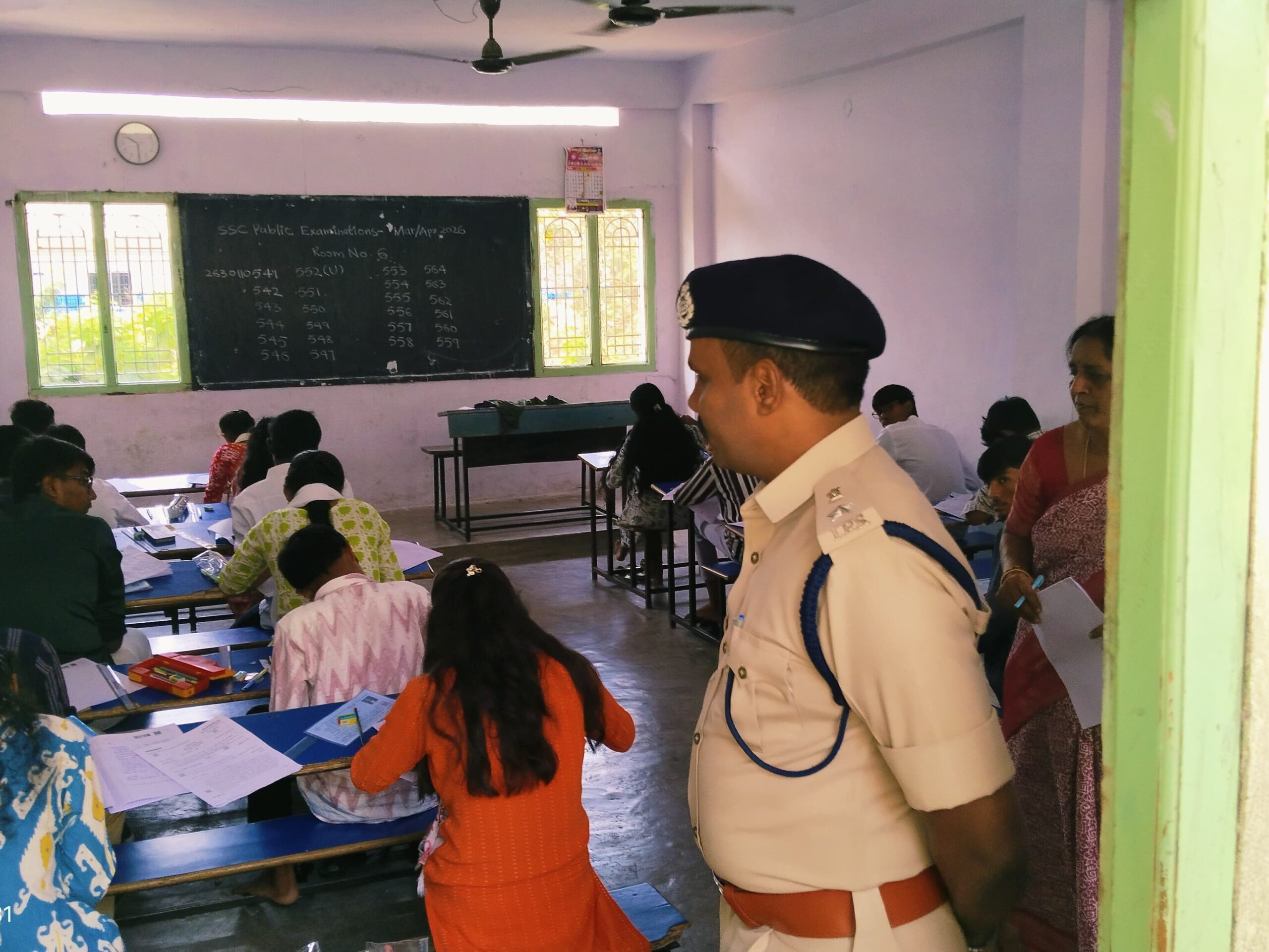 పరీక్ష కేంద్రాలను పరిశీలించిన ఎస్పీ