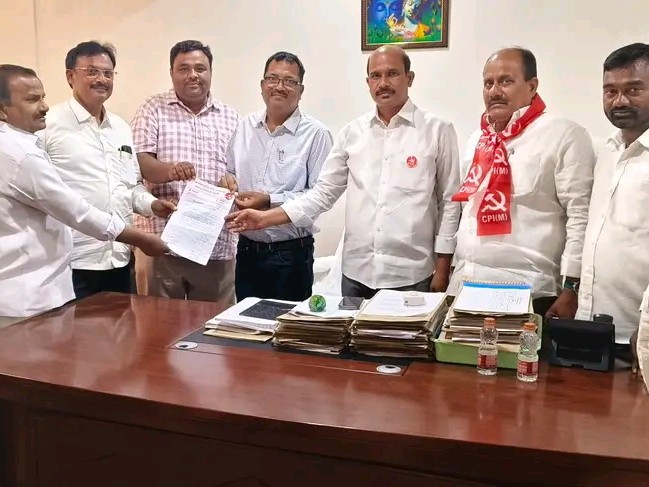 ఆస్తి పన్ను తగ్గించాలని వినతి