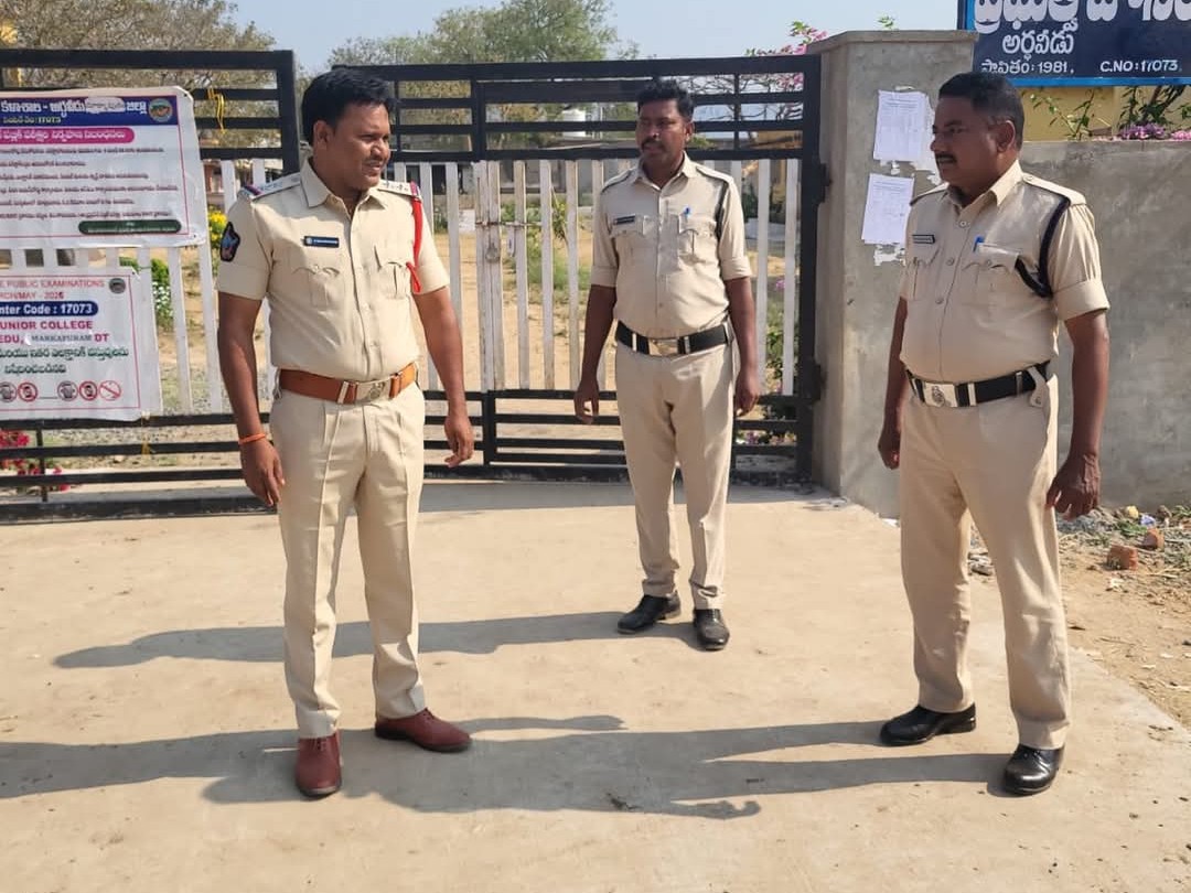 అర్ధవీడులో పరీక్ష కేంద్రాలను పరిశీలించిన ఎస్సై