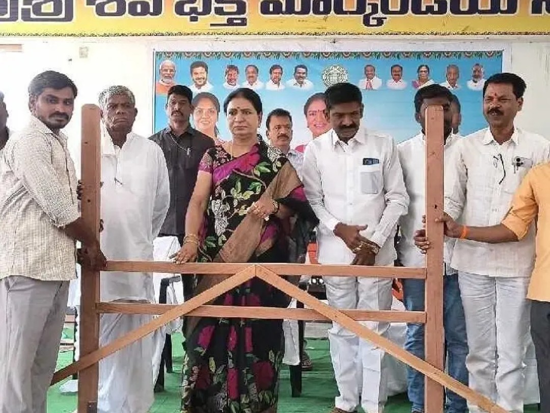 చేనేత కార్మికులకు పరికరాల పంపిణీ