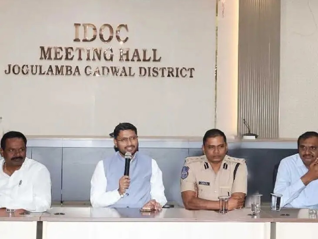 సిలిండర్లు బ్లాక్‌లో విక్రయిస్తే కఠిన చర్యలు: కలెక్టర్