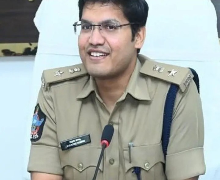 పదోన్నతుల కోసం ఎస్పీకి బురిడీ..!