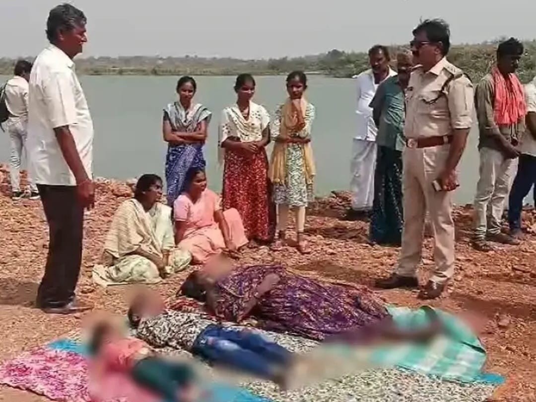 కుటుంబ కలహాలు.. తల్లి ఇద్దరు పిల్లలు ఆత్మహత్య