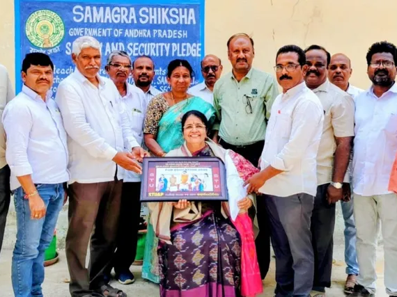 జాతీయ ఉత్తమ విద్యావేత్తగా ఆంగ్ల ఉపాధ్యాయిని..!