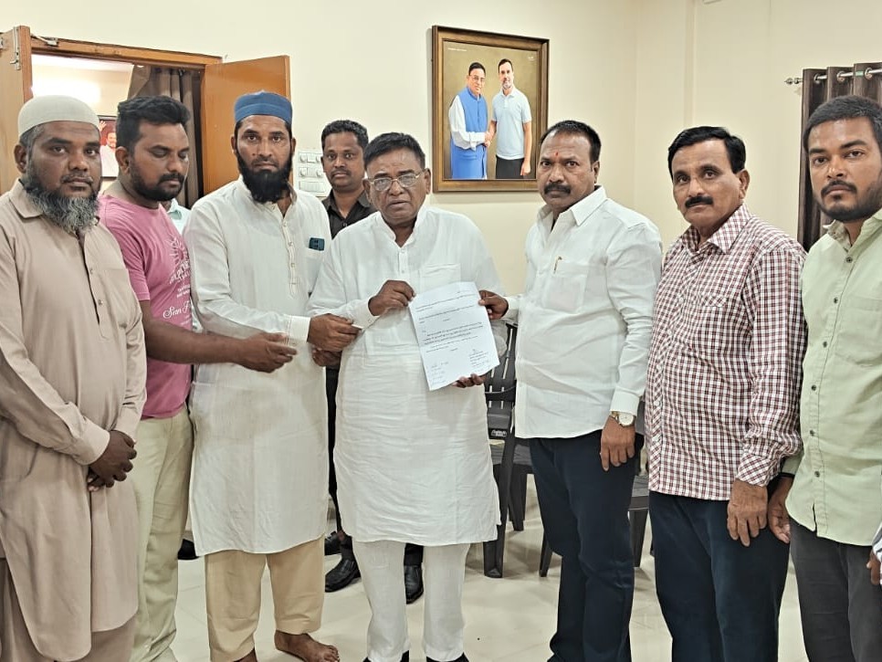 రోడ్డు సౌకర్యం కల్పించాలని ఎమ్మెల్యేకు వినతి