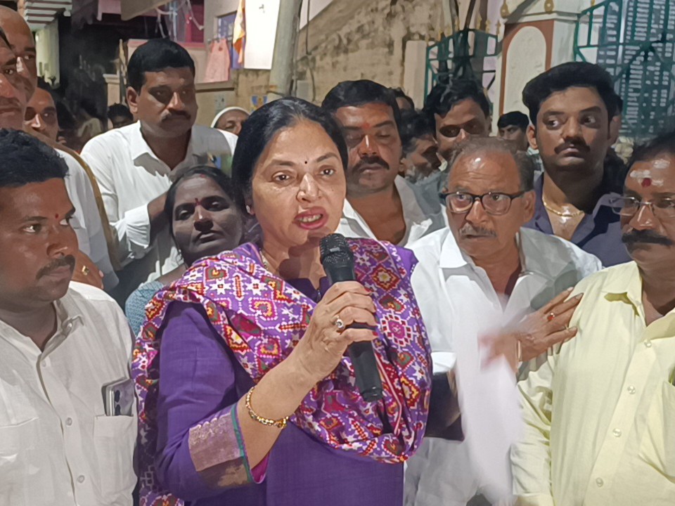 డబ్బులు ఆశించకుండా అధికారులు పనిచేయాలి: ఎమ్మెల్యే