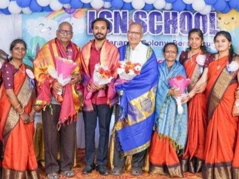 విద్యార్థులు అన్ని రంగాలలో రాణించాలి: గుండం మోహన్ రెడ్డి