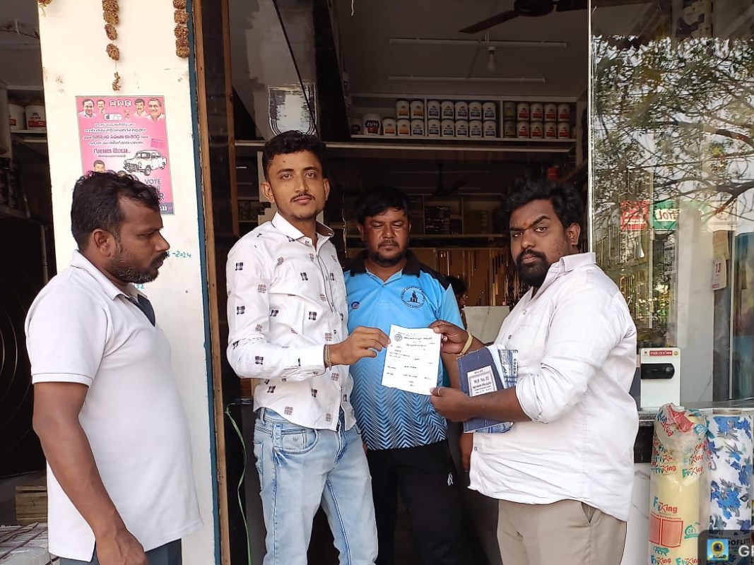 రోడ్డుపై చెత్త వేసిన దుకాణానికి జరిమానా