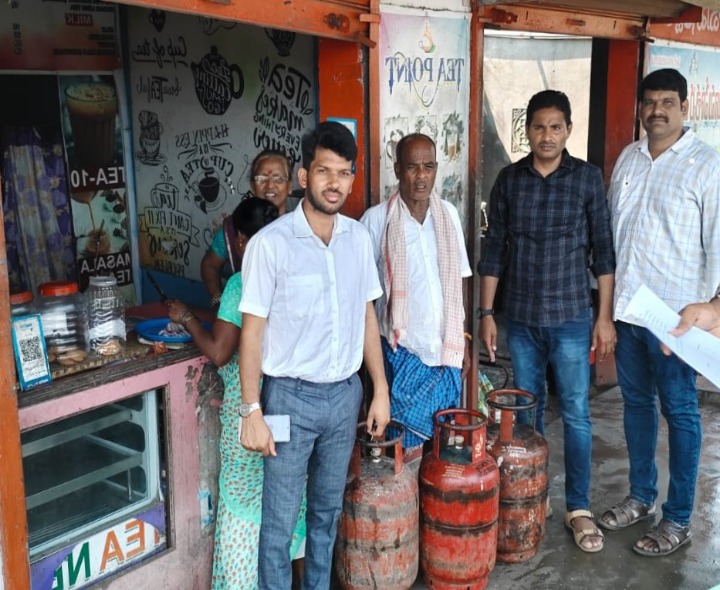 హోటళ్లలో 14 గృహ LPG సిలిండర్లు పట్టివేత