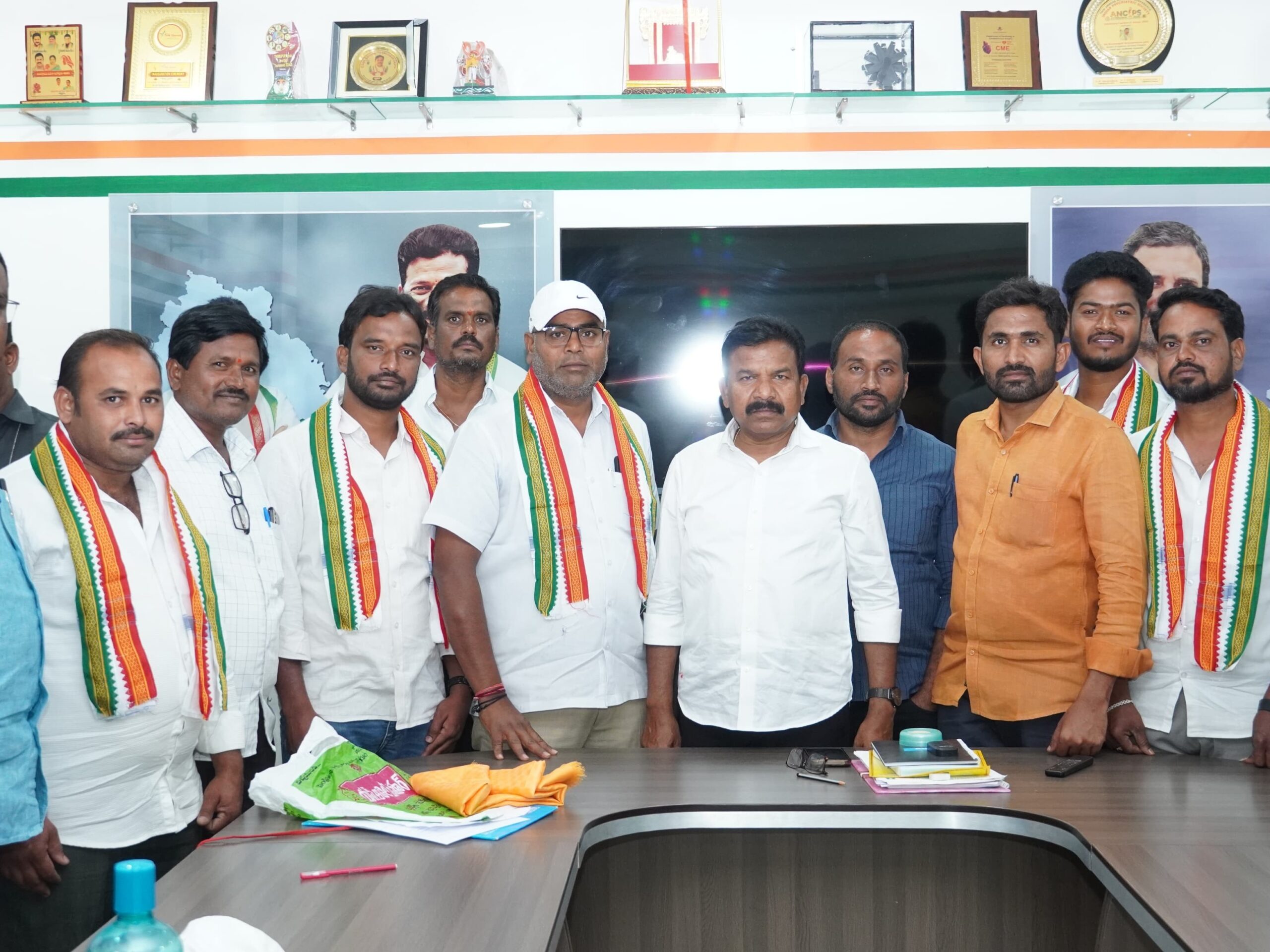 కాంగ్రెస్‌లో చేరిన సర్పంచ్, ఉప సర్పంచ్