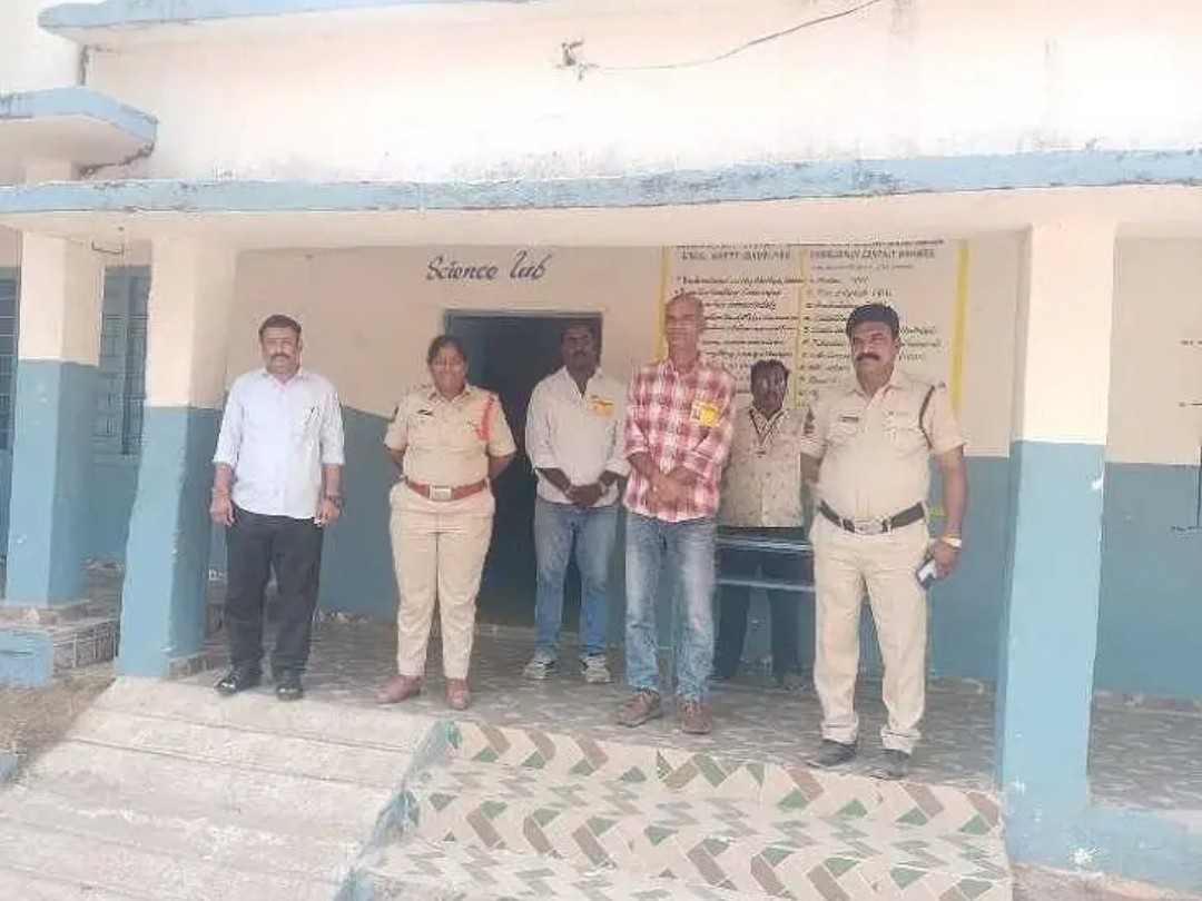 పరీక్షా కేంద్రాలను తనిఖీ చేసిన తహశీల్దార్