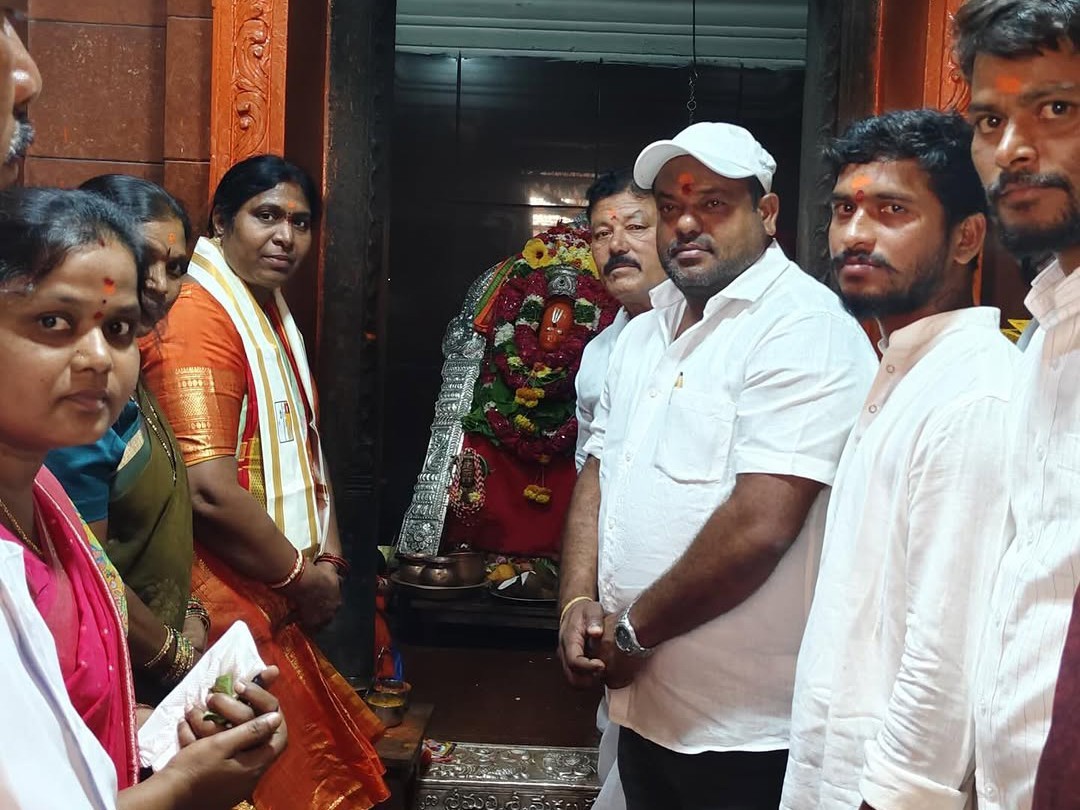 ఆంజనేయస్వామిని దర్శించుకున్న ఎమ్మెల్యే సతీమణి