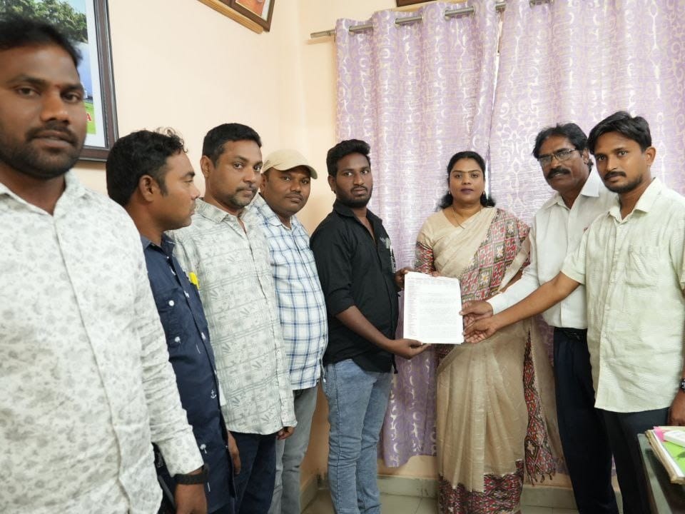 MLAను కలిసిన ఎస్సీ, ఎస్టీ యూనియన్ నాయకులు