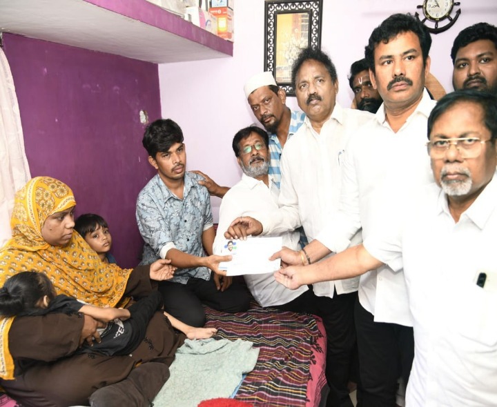 చిన్నారి చికిత్సకు రూ.2 లక్షల సహాయం