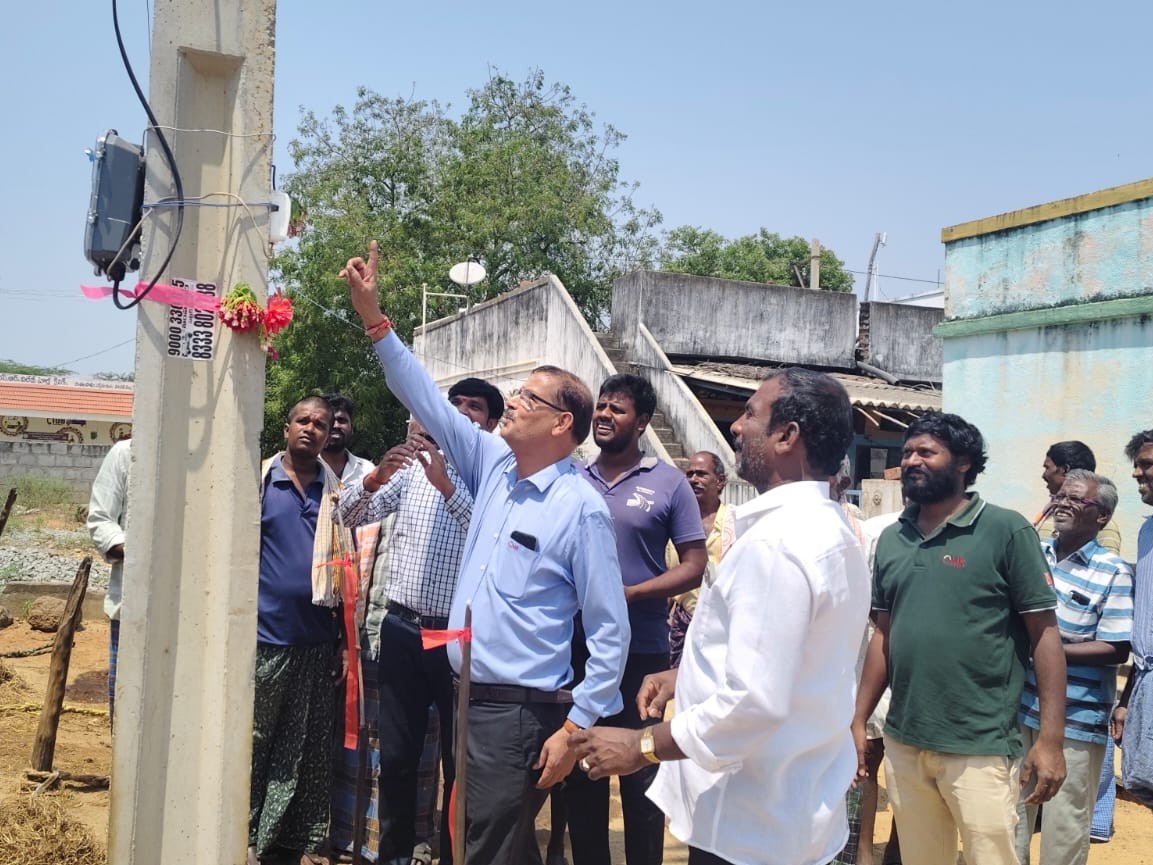 సీఎంఆర్ చొరవతో వీధి లైట్లు