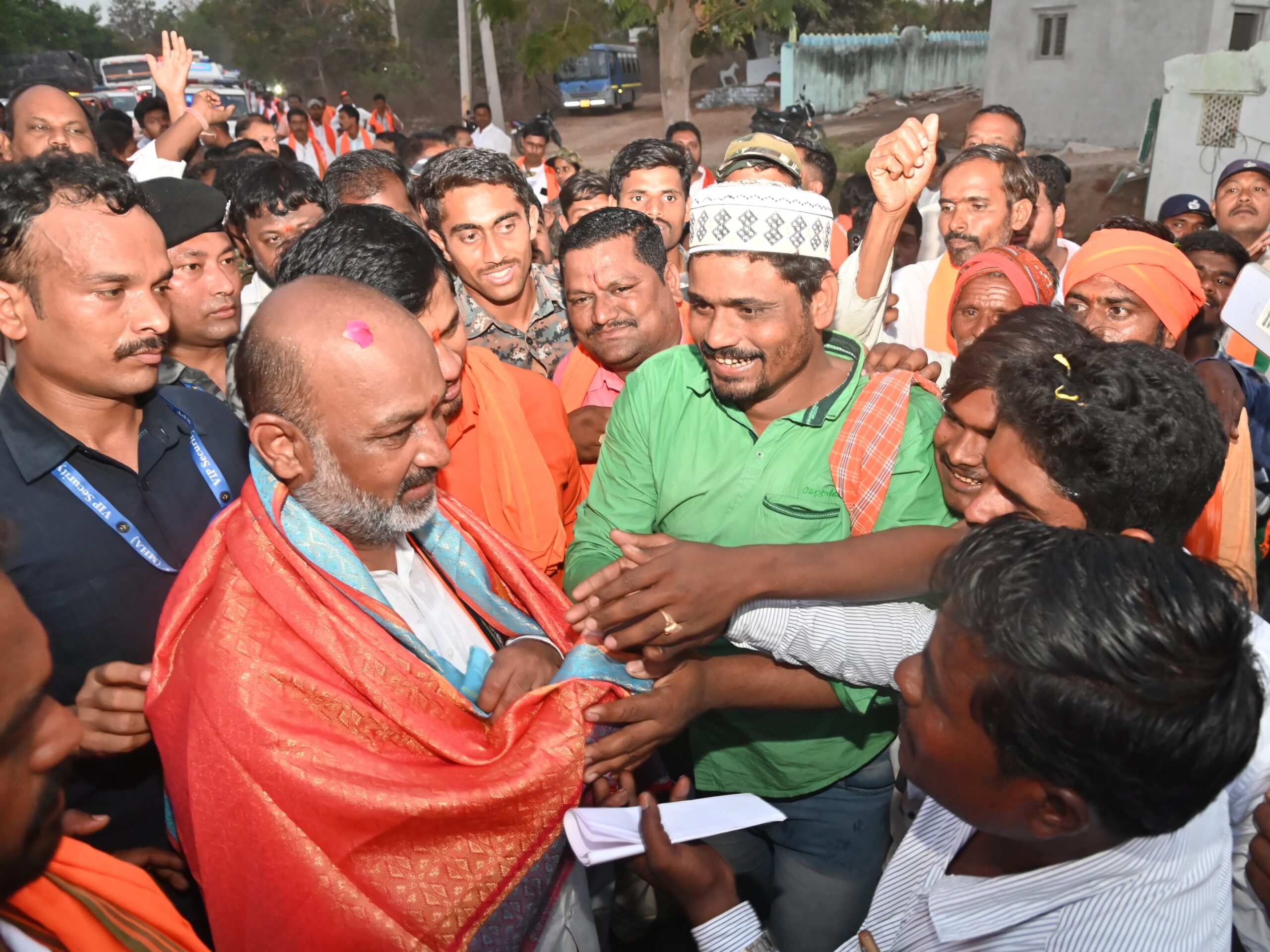 బండి సంజయ్ పాదయాత్రకు ముస్లింల ఘన స్వాగతం