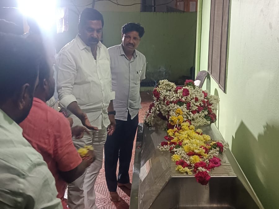 మాజీ వైస్ ఛాన్సలర్ భౌతిక దేహానికి నివాళులర్పించిన MLA