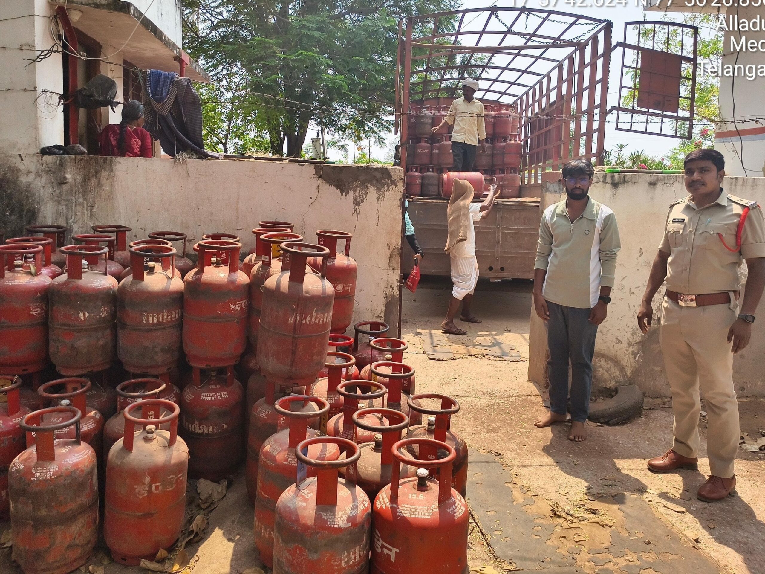 సిలిండర్ల కొరత సృష్టిస్తే కఠిన చర్యలు: SI