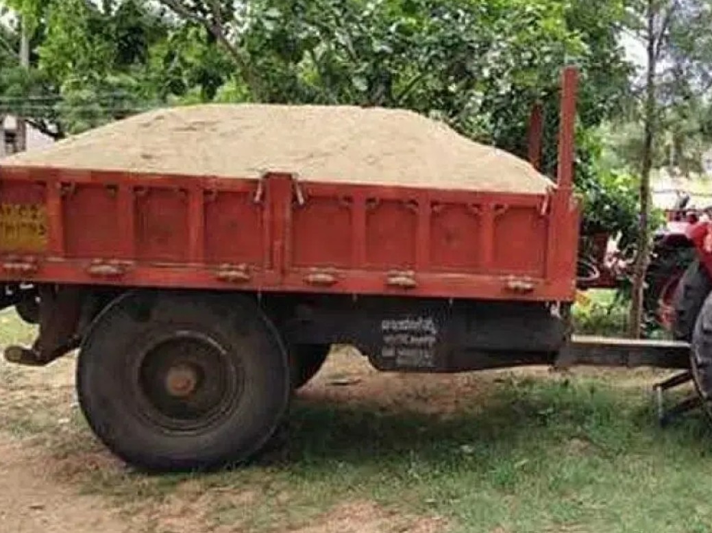 అక్రమంగా తరలిస్తున్న ఇసుక ట్రాక్టర్ సీజ్