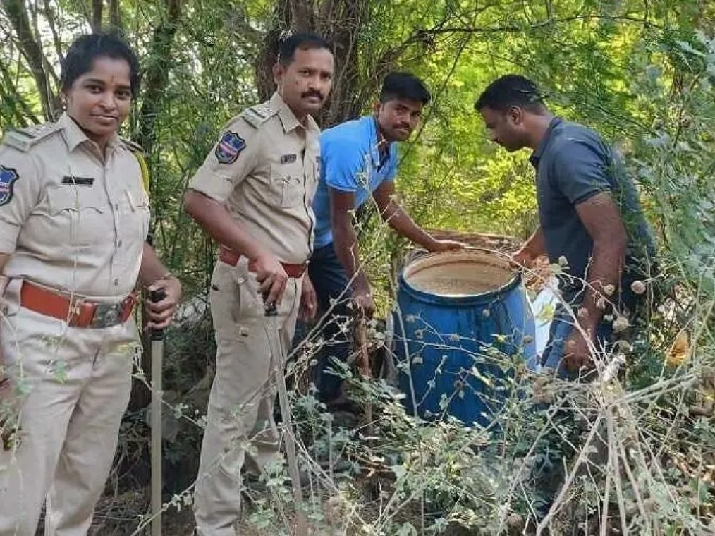 నాటుసారా తయారీ స్థావరంపై పోలీసుల దాడి