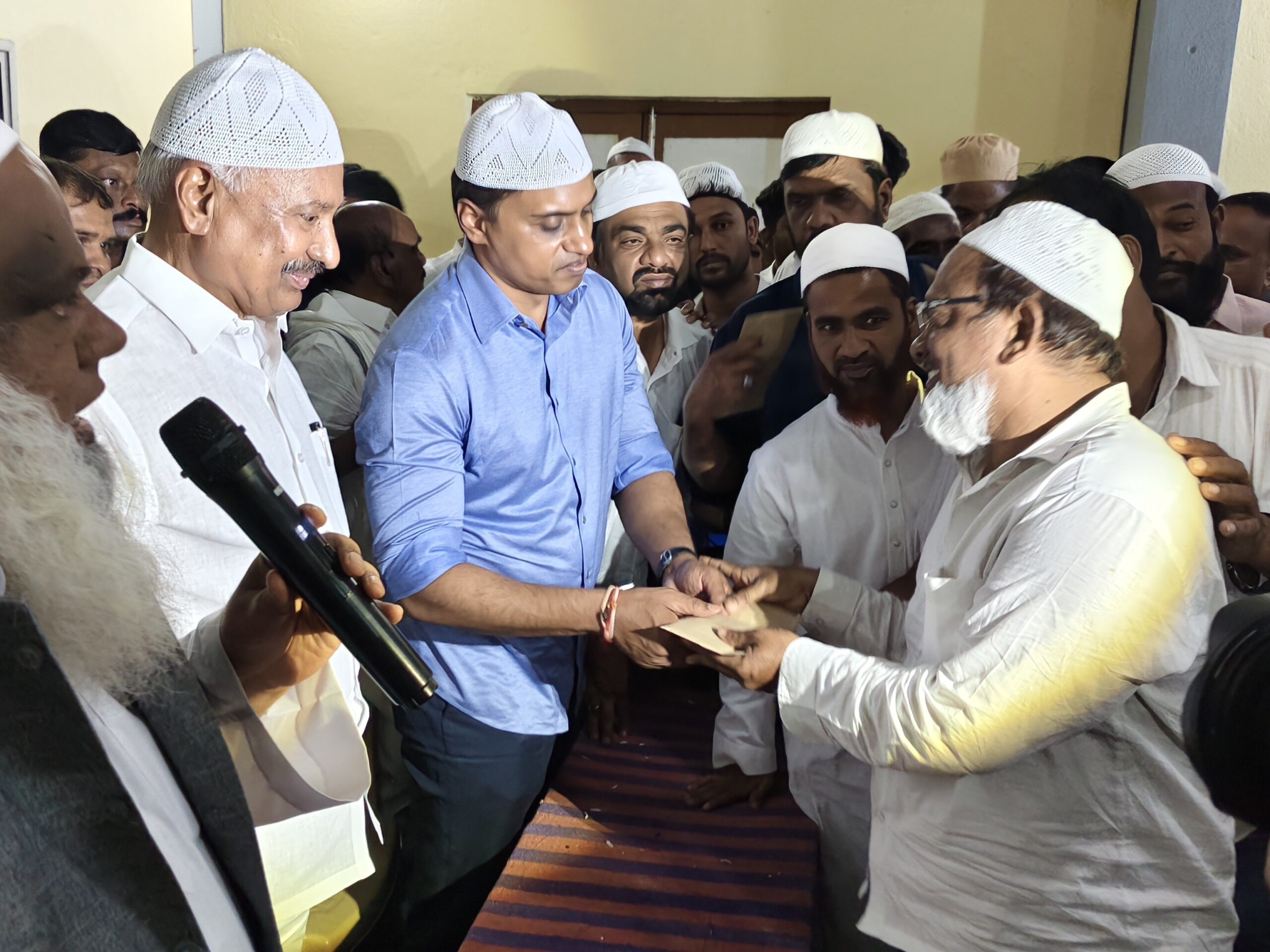 మసీదులకు రూ.4 లక్షలు అందజేసిన పెద్దిరెడ్డి