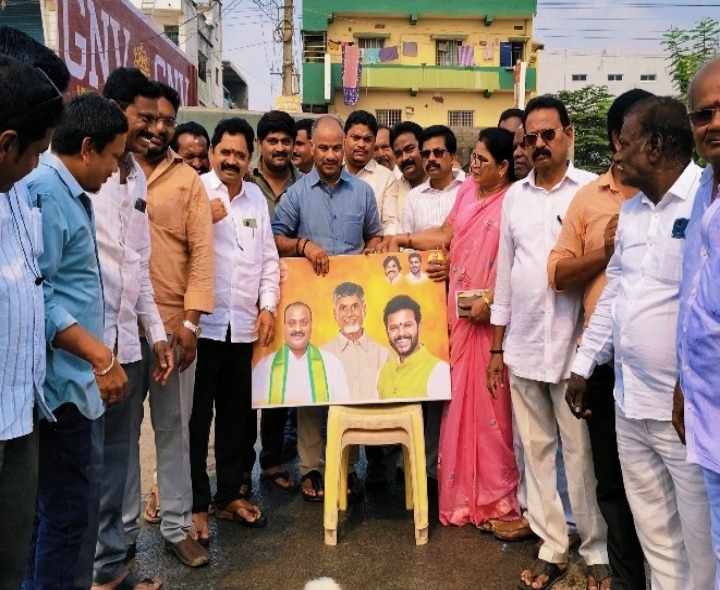 టెక్కలిలో మంత్రుల చిత్రపటాలకు పాలాభిషేకం