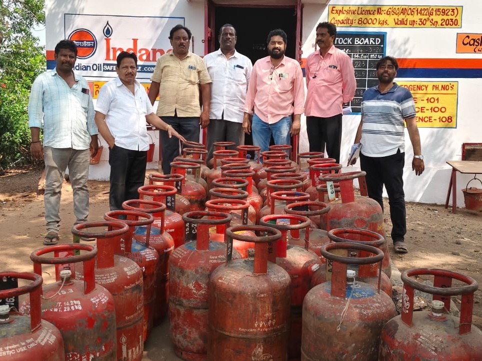 హోటళ్లపై దాడులు.. 41 గ్యాస్ సిలిండర్లు స్వాధీనం
