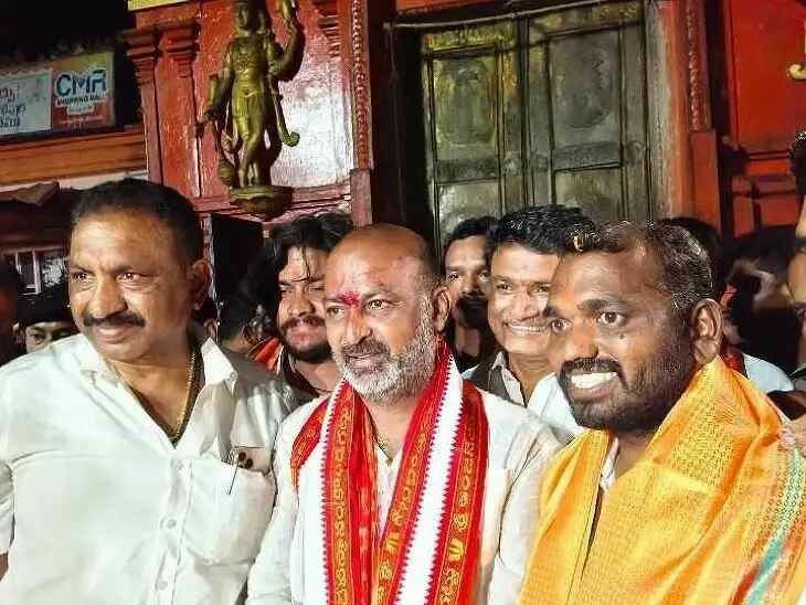 గుడి బయటే కేంద్రమంత్రి మొక్కులు