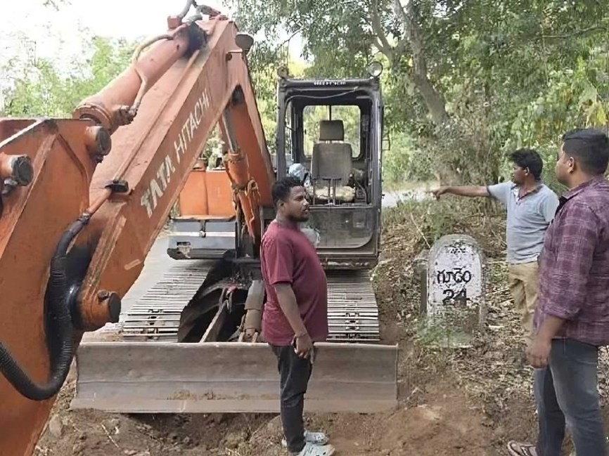 జేసీబీ ధ్వసం.. పరిశీలిచిన పోలీసులు