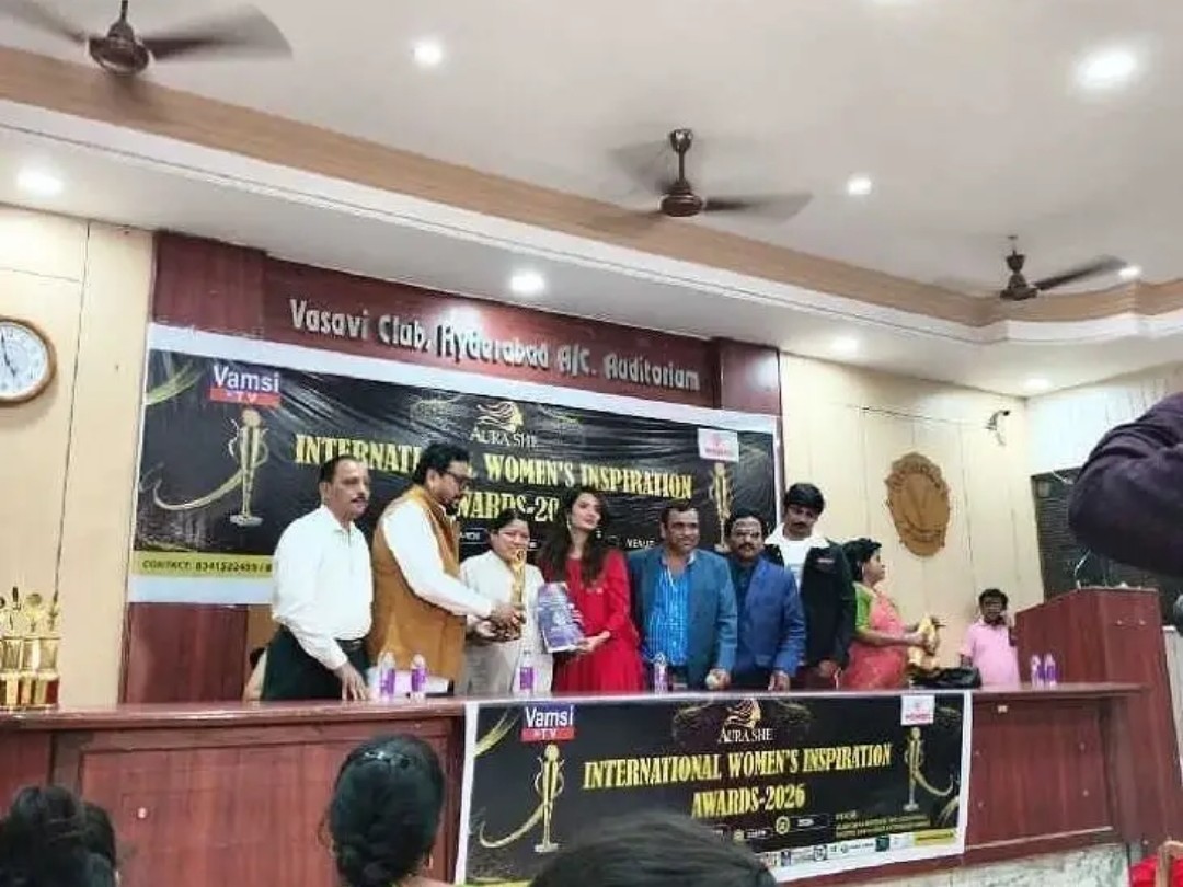 అవార్డు అందుకున్న మేనేజర్ శ్యామల