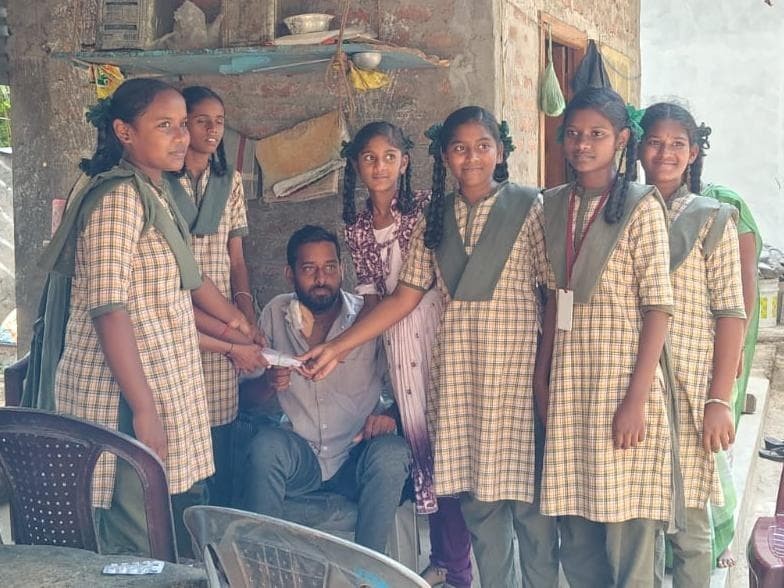 ప్రాణం కాపాడేందుకు చేతులు కలిపిన విద్యార్థులు