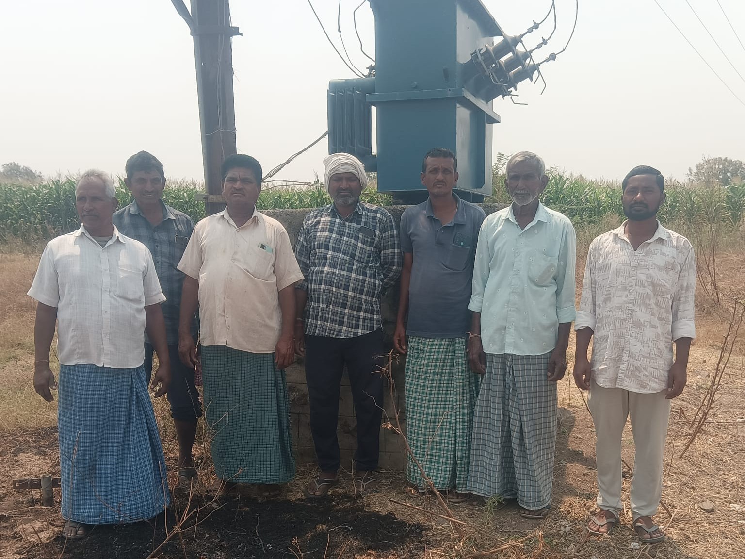 ట్రాన్స్‌ఫార్మర్ వద్ద  రైతుల ఆందోళన