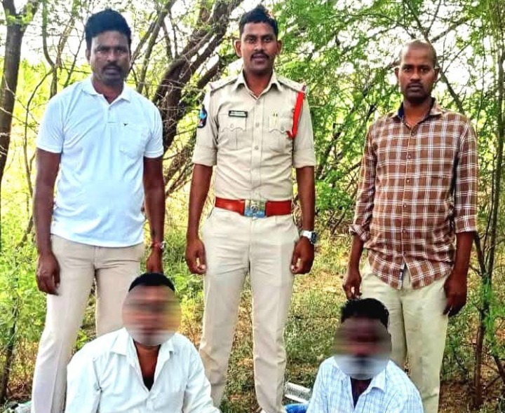 పేకాట శిబిరంపై దాడి.. ఇద్దరు అరెస్ట్