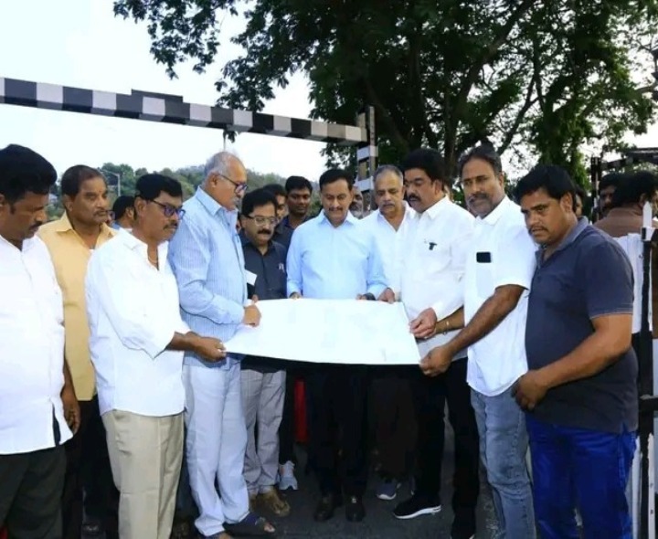 రైల్వే గేటు ప్రాంతాన్ని పరిశీలించిన ఎంపీ