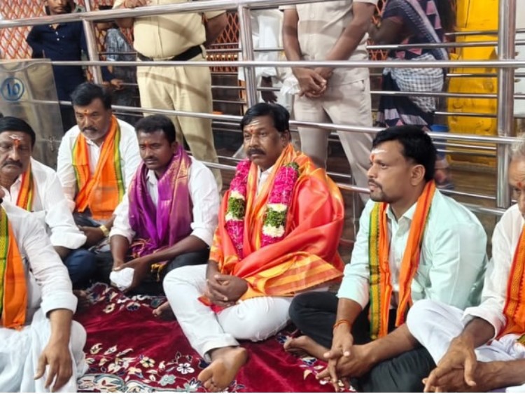 పబ్బతి అంజనేయ స్వామి సన్నిధిలో ఎమ్మెల్యే పూజలు