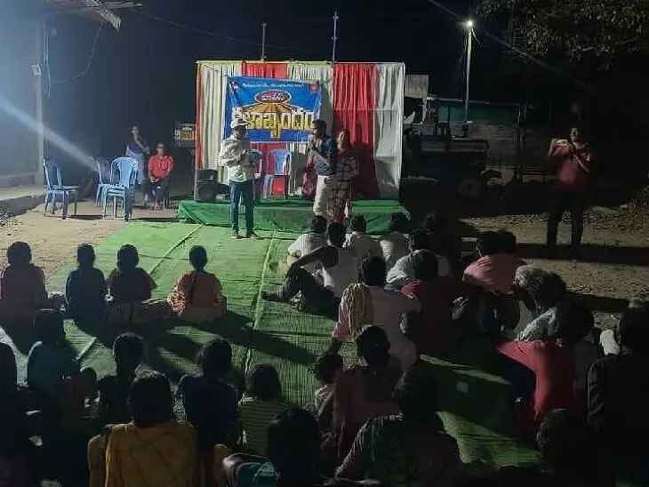 ఆటపాటలతో రోడ్డు భద్రతపై అవగాహనా కార్యక్రమం