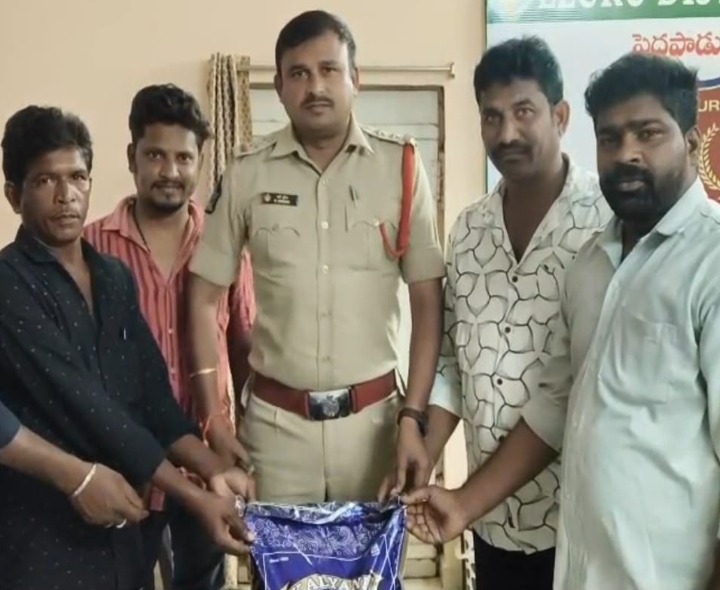 మానవత్వం చాటుకున్న ఎస్సై