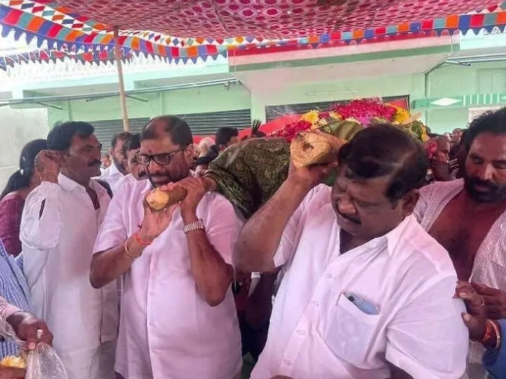 మాజీ సర్పంచ్ పాడే మోసిన ఎంపీ వద్దిరాజు