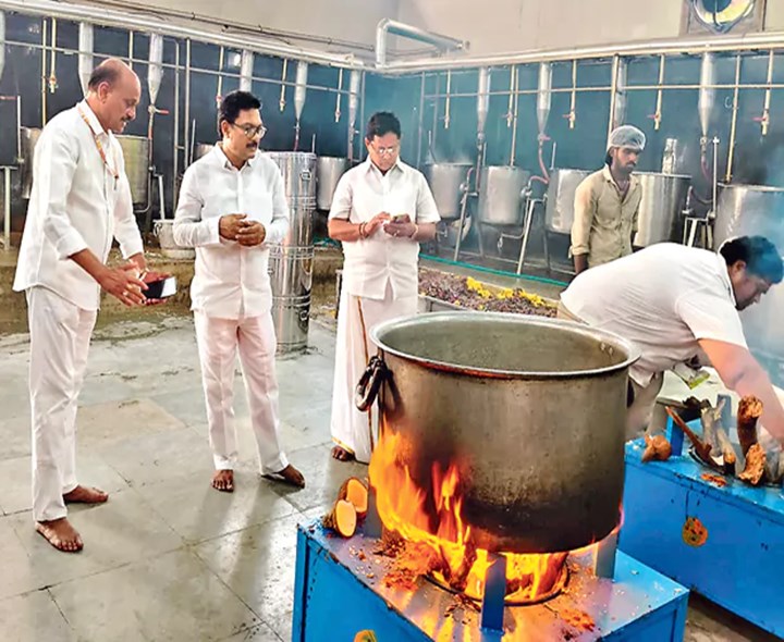 ద్వారకా తిరుమలలో కట్టెల పొయ్యిపై వంటలు