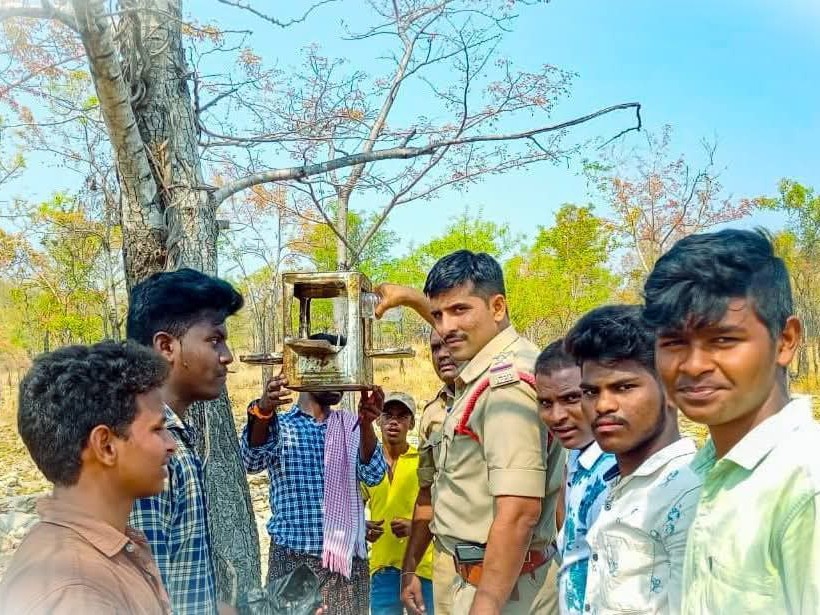 పక్షుల దాహార్తిని తీరుస్తున్న యువత