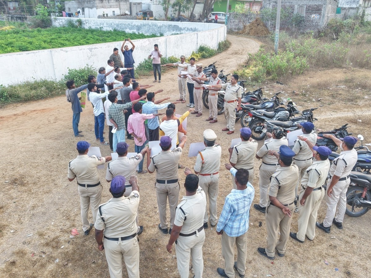 కర్లపాలెంలో పోలీసుల కార్డన్ సెర్చ్