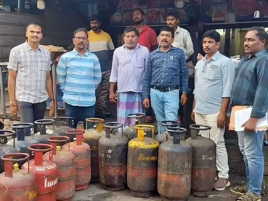 34 గ్యాస్ సిలిండర్లు స్వాధీనం