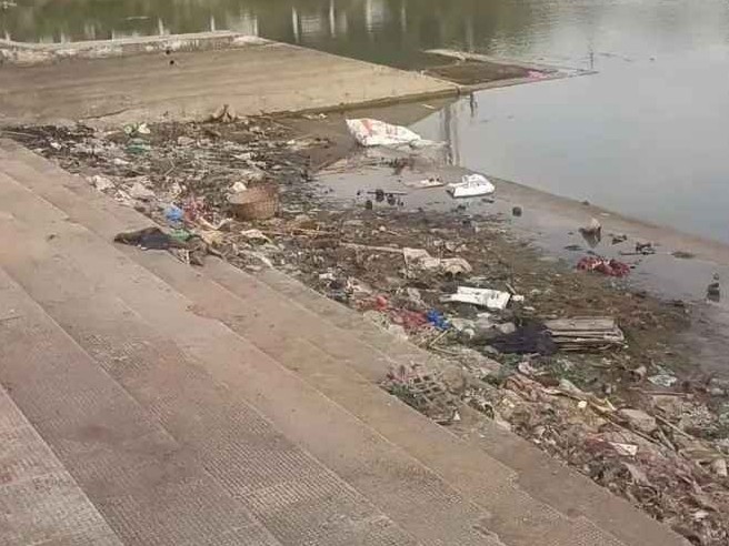 చెత్తతో కలుషితమైన ఇల్లందులపాడు చెరువు