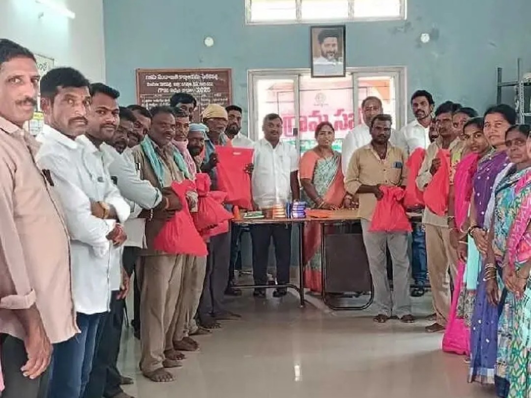 గ్రామపంచాయతీ సిబ్బందికి సానిటరీ వస్తువుల పంపిణీ